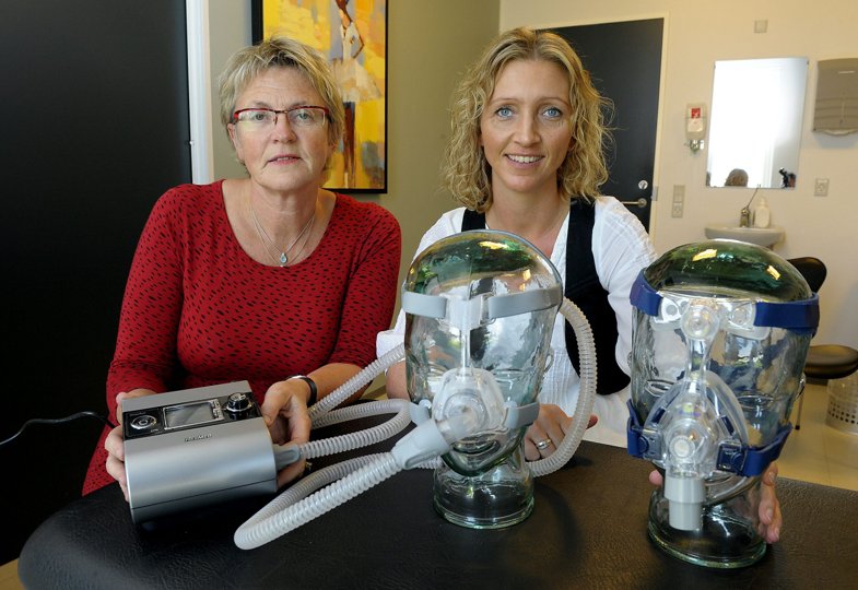 Øre-, næse- og halsklinikken i Thisted/Nykøbing har investeret mange timer i uddannelse af de ansatte i forbindelse med specialisering i udredning og behandling af patienter med søvnapnø. Her ses speciallæge Grethe Harbo sammen med en af de ansatte med særlig kompetence inden for dette felt, Joan Toft. Arkivfoto <i>Foto: Peter Mørk</i>