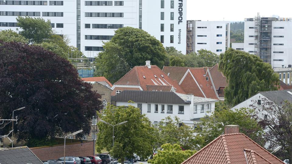 Fra toppen af det renoverede rådhus er der udsigt til et af de nye boligbyggerier Svanelundsbakken, der her ses i baggrunden til højre for Metropol. Arkivfoto: Hans Ravn