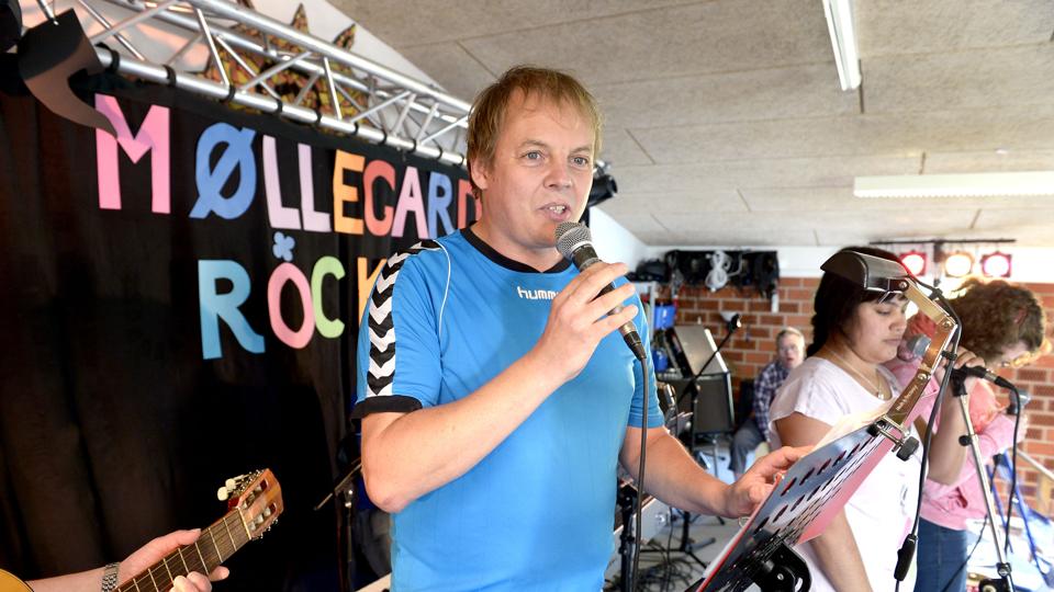 Møllegårdens Rockband underholder. Arkivfoto