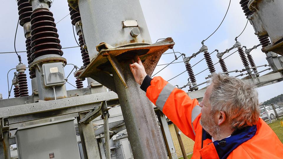 Anlægget på Fyrvej bærer tydeligt præg af at være 44 år gammelt. Peter Melgaard griner lidt af, at man i Energistyrelsen ikke mener, at der tæres mere på anlæg i Vestjylland, end på anlæg i Østdanmark. Det emne er i øvrigt baggrunden for en civil retssag, som afgøres om nogle uger.Foto: Peter Mørk <i>Foto: Peter Mørk</i>
