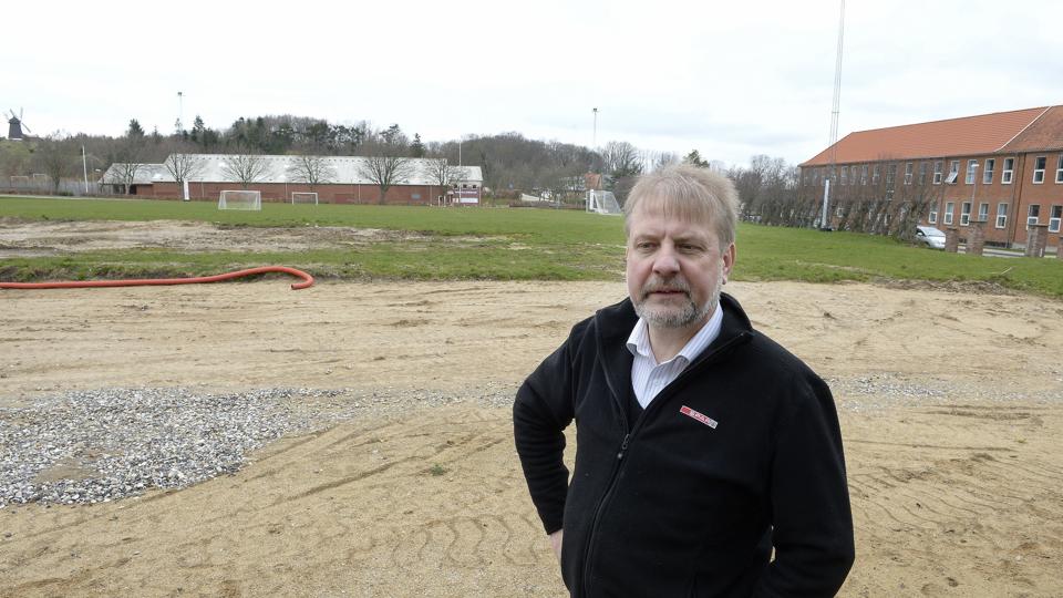 Sten Jensen foran den byggegrund i Bælum, hvor han skulle have opført en butik til Coop. Foto: Michael Bygballe <i>Michael Bygballe</i>