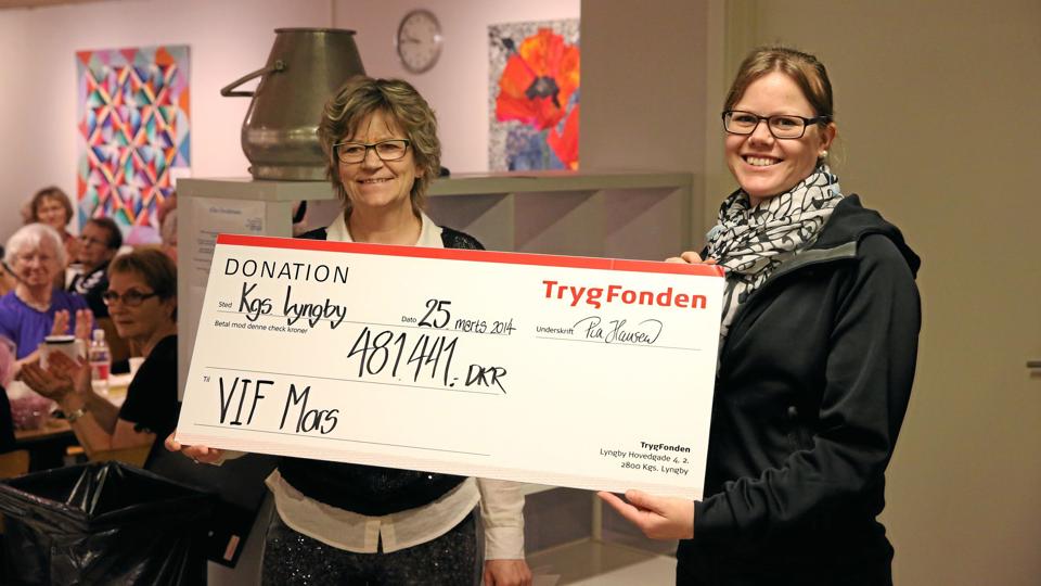 Lone Poulsen fra TRYGfonden overrakte check til Louise Kjærsgaard Bertelsen, der er projektleder på PULS-projektet. Privatfoto