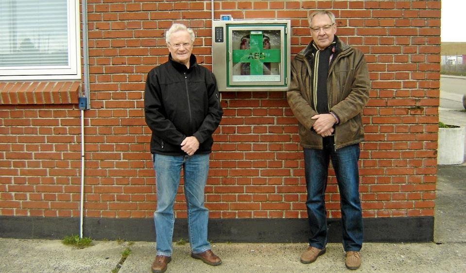 Nu er hjertestarteren tilgængelig for alle. Det glæder ledende mester Bjarne Raunstrup og rådmand Jørgen Nielsen (tv). Privatfoto