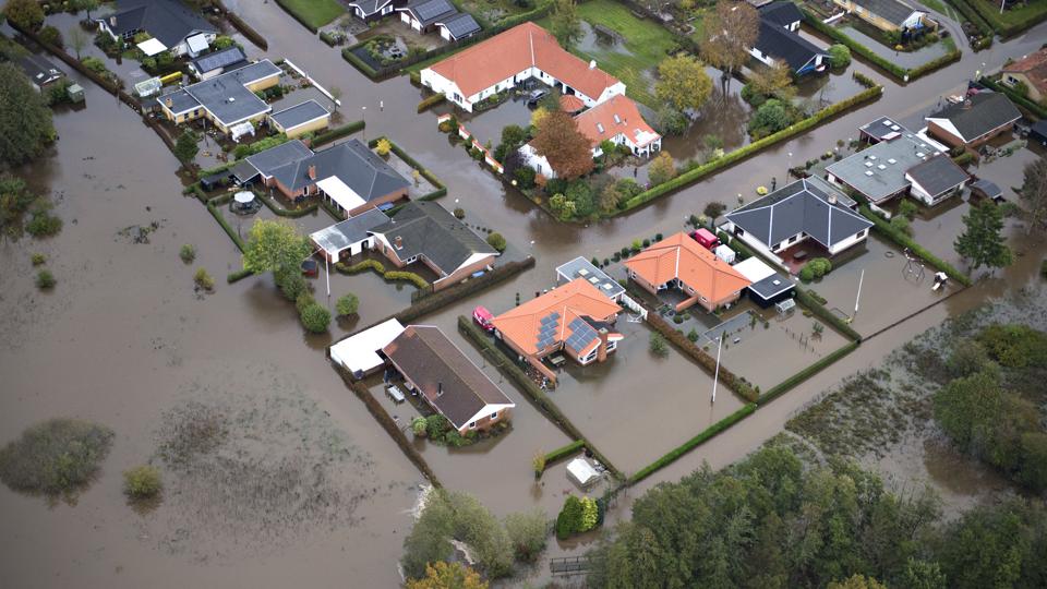 I efterårsferien i 2014 gav nogle dage med voldsomt regnvejr massive oversvømmelser i Vendsyssel. Specielt ved Bangsbostrand og i Elling (på billedet) blev husejere ramt af vandmasserne. <i>Arkivfoto: Hans Ravn</i>