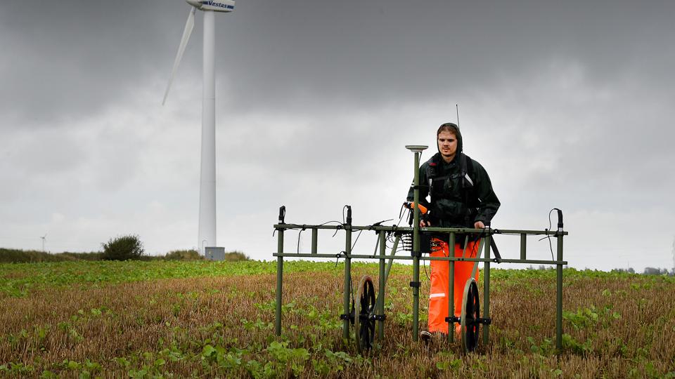 Tobias Torfing i gang med det geomagnetiske måleudstyr ved Sjørring. Foto: Peter Mørk <i>Foto: Peter Mørk</i>