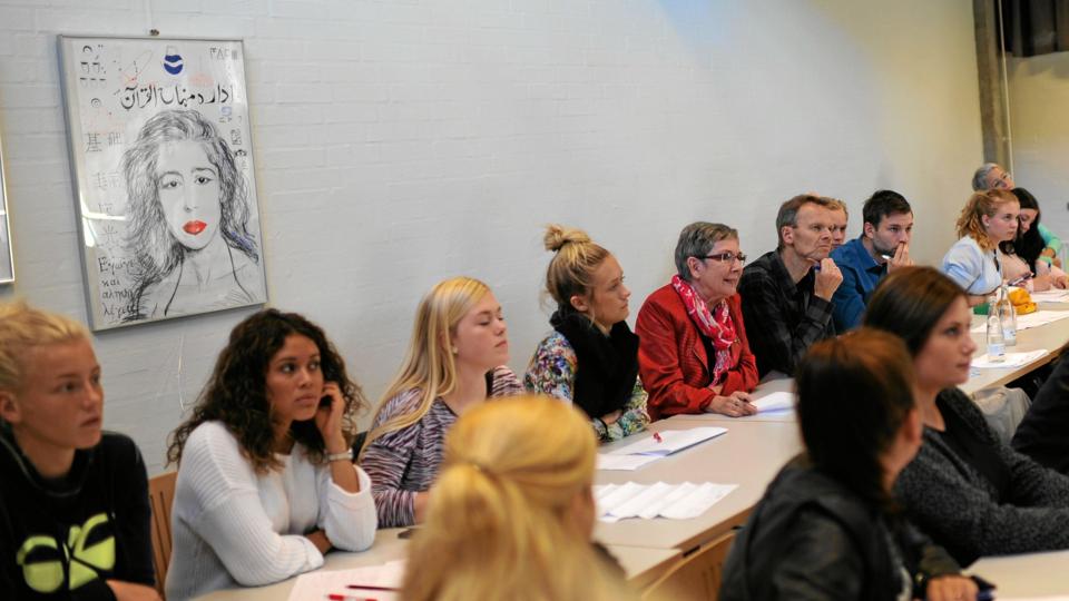 Den nye pige i klassen – borgmester Lene Hansen sammen med gymnasiets nye rektor Lars Jørgensen og elever. Privatfoto