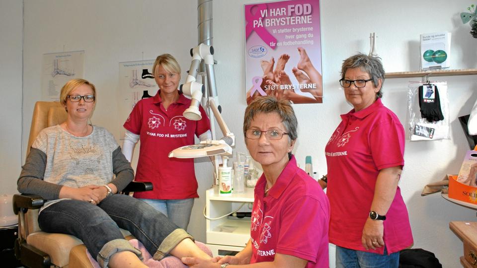 Susanne Munch Jacobsen får den første behandling hos fodplejerne Jette, Pernille og Dorte Vejby. Privatfoto.