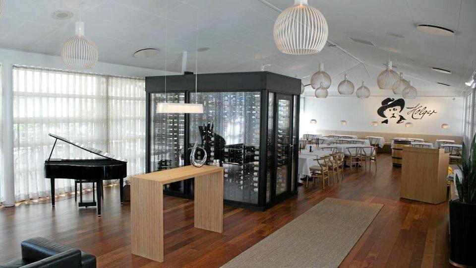 I det nye walk-in vinskab finder man 1008 flasker. Den dyreste til 15.000 kroner. Privatfoto