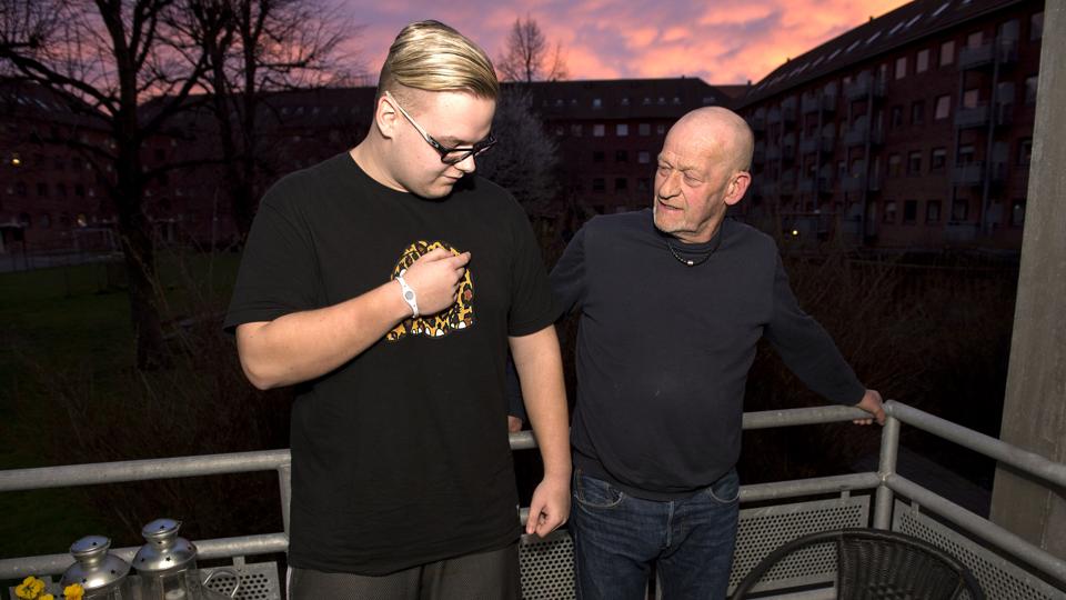 Alexander Porsmose Nielsen kom til skade under en træning i Muscle House Gym, hvor en maskine væltede ned over ham. Ved et lykketræf slap han fra sammenstødet med maskinen uden brækkede knogler - men de blå mærker taler deres tydelige sprog. Han stedfar, Carsten Bech-Holm, er rasende over den behandling, familien har fået. Foto: Jesper Thomasen