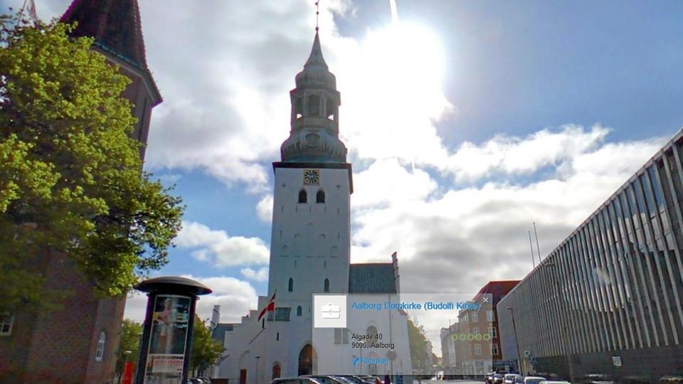 Sådan viser Kraks søgetjeneste Budolfi Kirke set fra Algade.