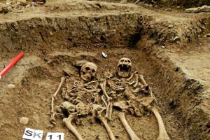 Udødelig kærlighed: De har holdt i hånden i 700 år