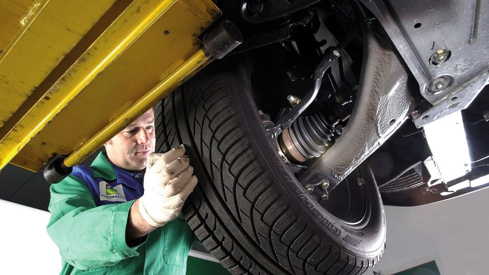 Eksperterne understreger, at man først og fremmest bør skifte rettidigt til sommerdæk af sikkerhedsmæssige grunde. Foto: Euromaster.