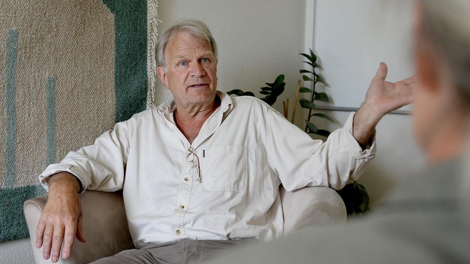 Jens Duelund, snart forhenværende SKP-medarbejder i Thisted Kommune, har gennem årene talt med rigtig mange socialt udsatte og psykisk sårbare borgere, ofte her i samtalerummet på Refsvej.? Foto: Peter Mørk <i>Pressefotograf Peter Moerk</i>