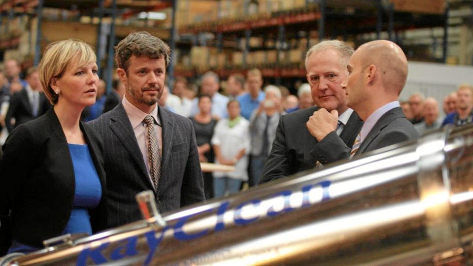 Flere gange i løbet af 2013 var der fint besøg hos Desmi. Her er det i september, hvor Ida Auken og kronprins Frederik får en snak med Desmi-direktørerne Henrik Sørensen og Rasmus Folsø.Arkivfoto