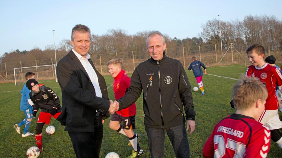 Asger Mortensen, th., formand for IF Skjold Sæby, og områdedirektør i Nordjyske Bank, Torben Schioldan, giver hinanden hånden i forbindelse med en ny sponsoraftale og talentpris.Privatfoto
