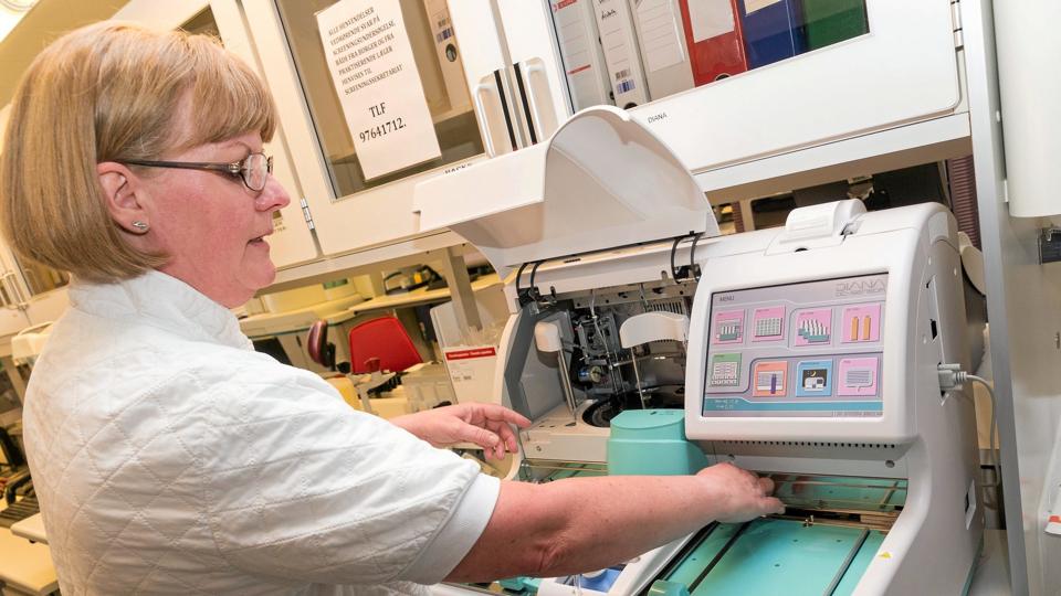Prøverne er forsvarligt forseglet, når de placeres i analyseapparatet Diana med efternavnet OC-censor, som herefter selv prikker hul på posen. Foto: Region Nordjylland
