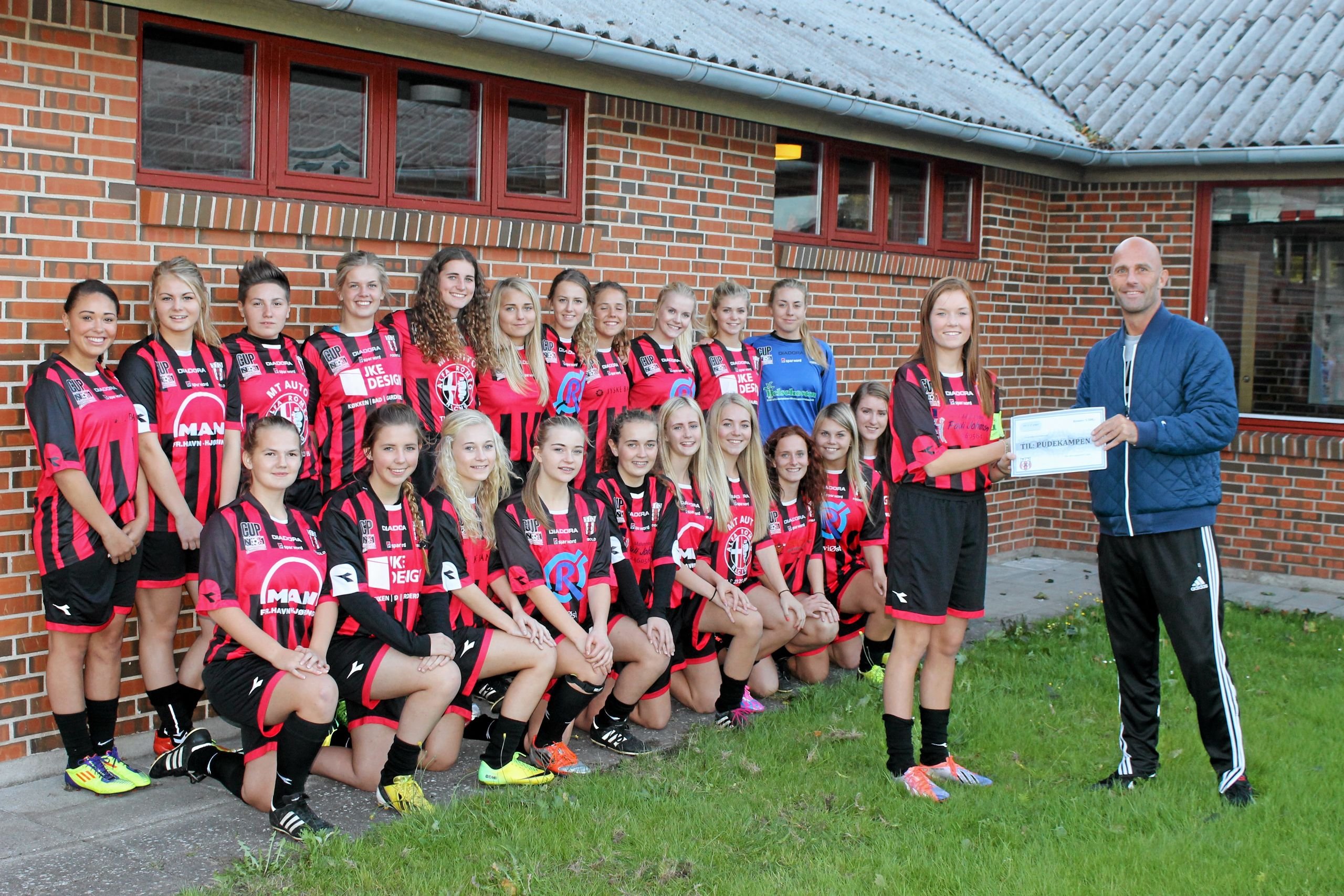 U-17 piger i FfI Fodbold ind i Pudekampen