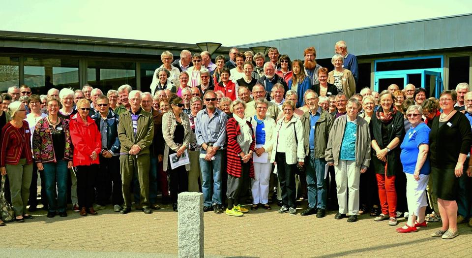 En stor del af de cirka 100 frivillige, der har forberedt landsstævnet og snart står klar til at modtage dansere og spillemænd. Privatfoto