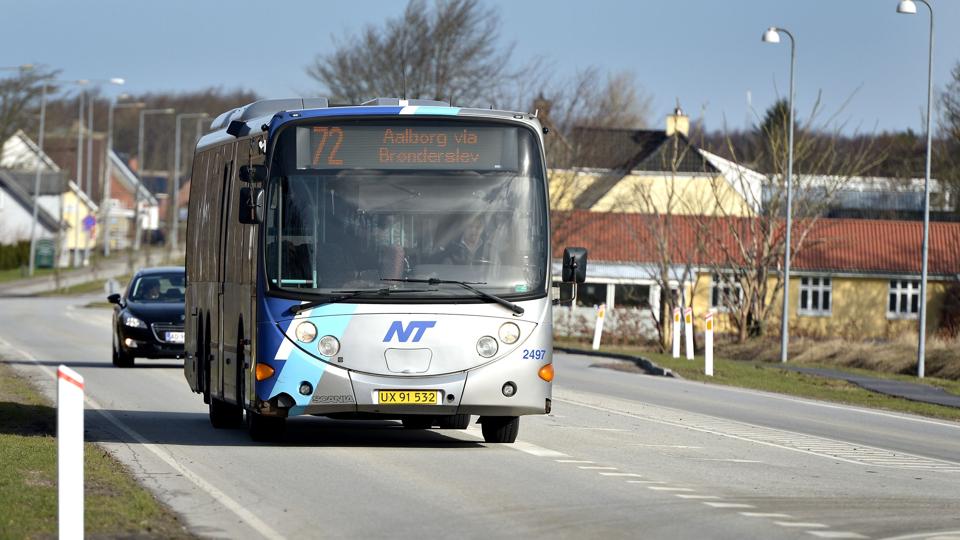 Busrute 72, der kører mellem Hjørring og Aalborg, slipper for den helt store sparerunde. Her er bussen fotograferet ved Harken mellem Hjørring og Brønderslev.Foto: Bente Poder