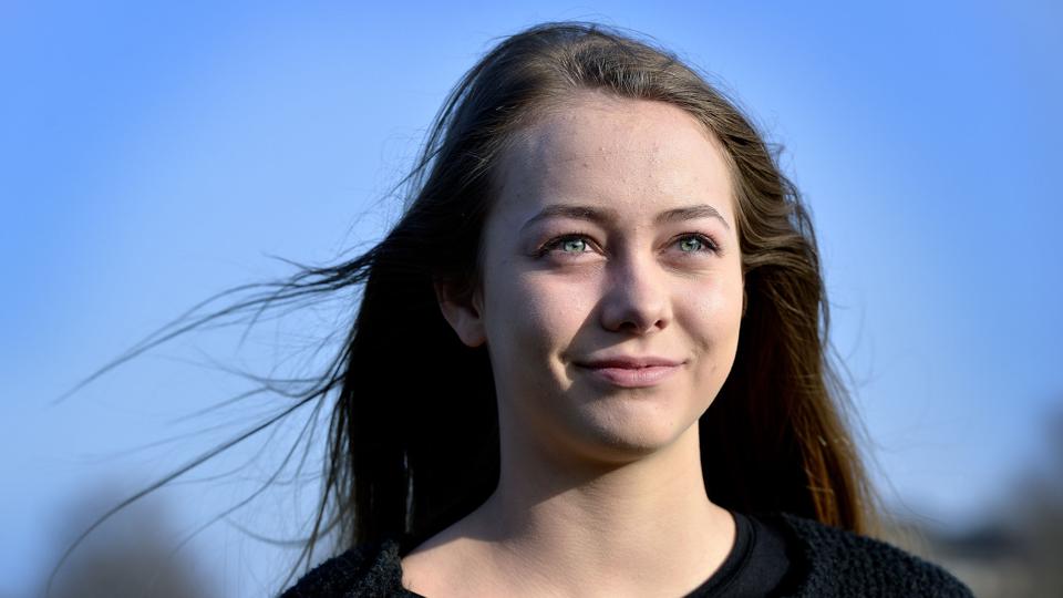 15-årige Rikke Møller Viborg fra Svenstrup er en af de unge piger der ifølge regionerne bør have et bedre tilbud om hjælp, til de stærke gener hun fik efter en HPV-vaccination. Foto: Torben Hansen. <i>Foto: Torben Hansen</i>