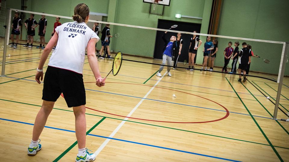 Omkring 70 børn fra Gug Badmintonklub fik lørdag lov til at træne sammen med badmintonstjernerne Christinna Pedersen og Kamilla Rytter Juhl. Foto: Sarah Würtz.