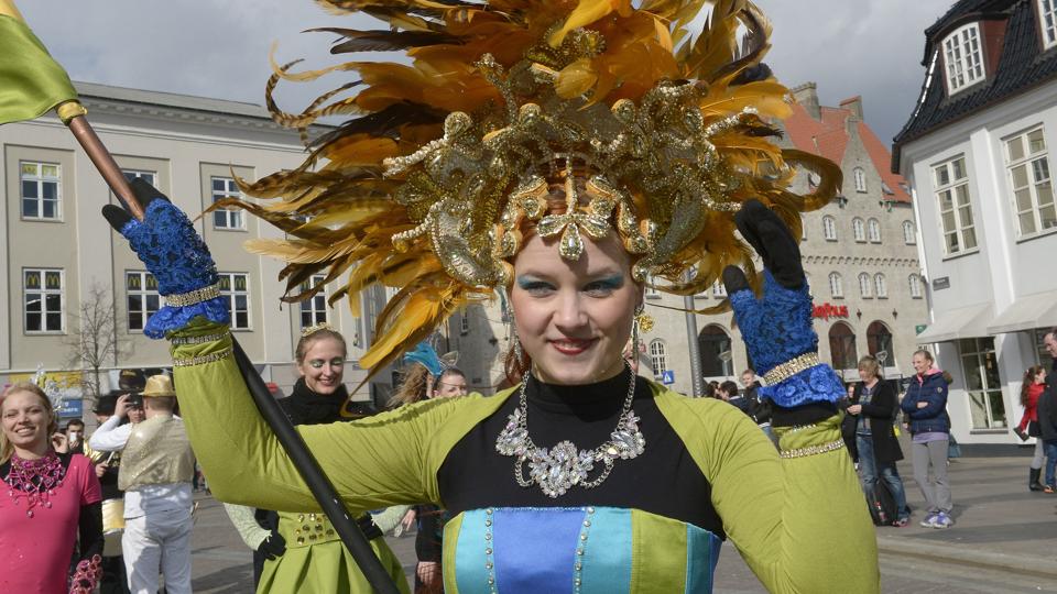 Foråret - og karneval - er på vej. Det blev markeret til lørdagens Carrus Navalis-optog. Foto: Grethe Dahl