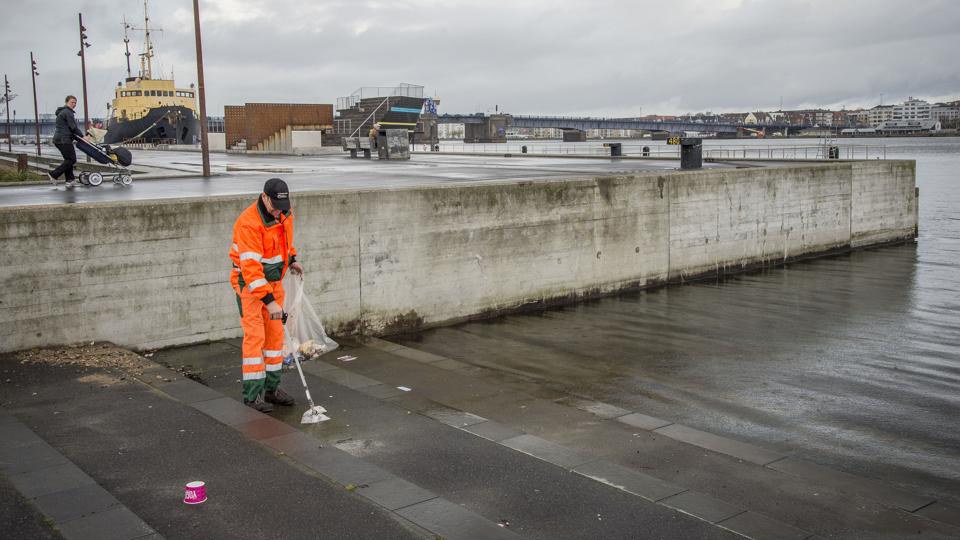 Det er denne kajkant, som påkalder sig opmærksomhed. Politiet foreslår en spærrebom på stedet, så bilerne ikke ryger i fjorden. Billedet her er fra november 2014, da en bil netop var kørt ud over kanten. Da manglede advarselstavlen. Den er kommet op igen, og tavlen er flyttet, så den nu står helt synligt for biler, der forvilder sig ind på havneområdet. Arkivfoto: Martin Damgård