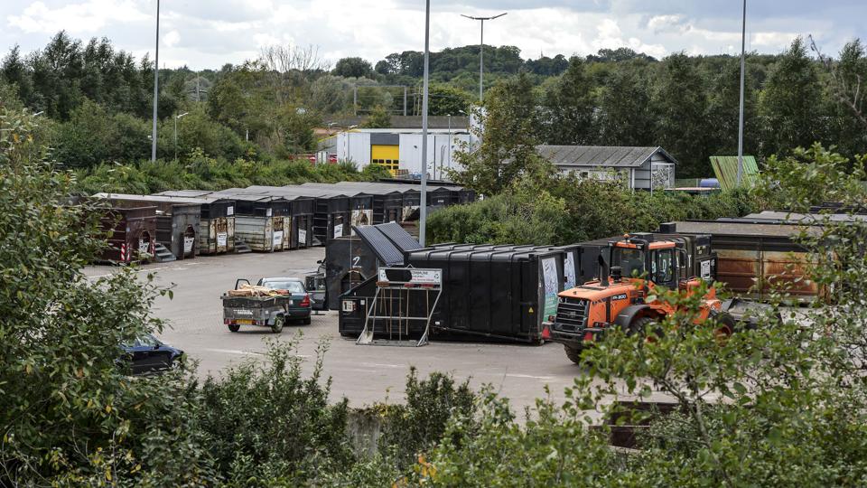 Politikerne skal se på, om der skal bruges penge på en forundersøgelse af en ny genbrugsplads, da genbrugspladsen Over Kæret nærmest ikke kan blive større. Arkivfoto
