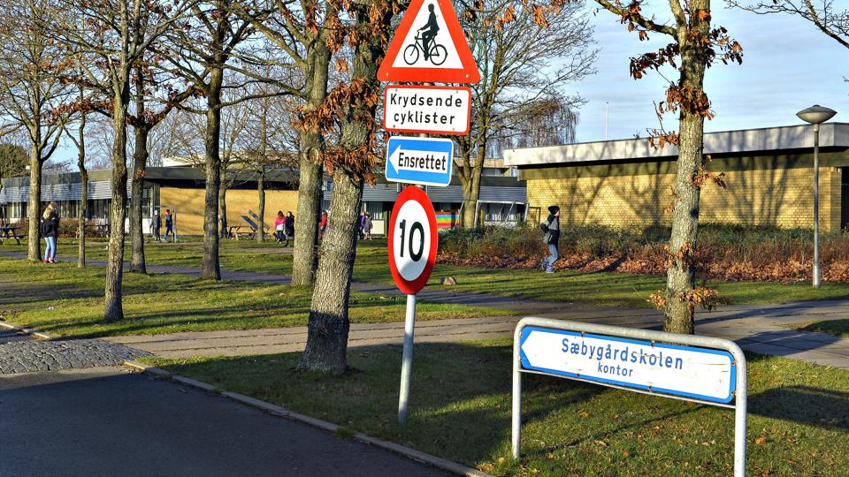 Vejen i skole er ikke sikker nok, når børn fremover skal fra og til skoleafdelingerne i Sæby. Det mener en gruppe forældre. Foto: Bent Bach <i>Bent Bach</i>