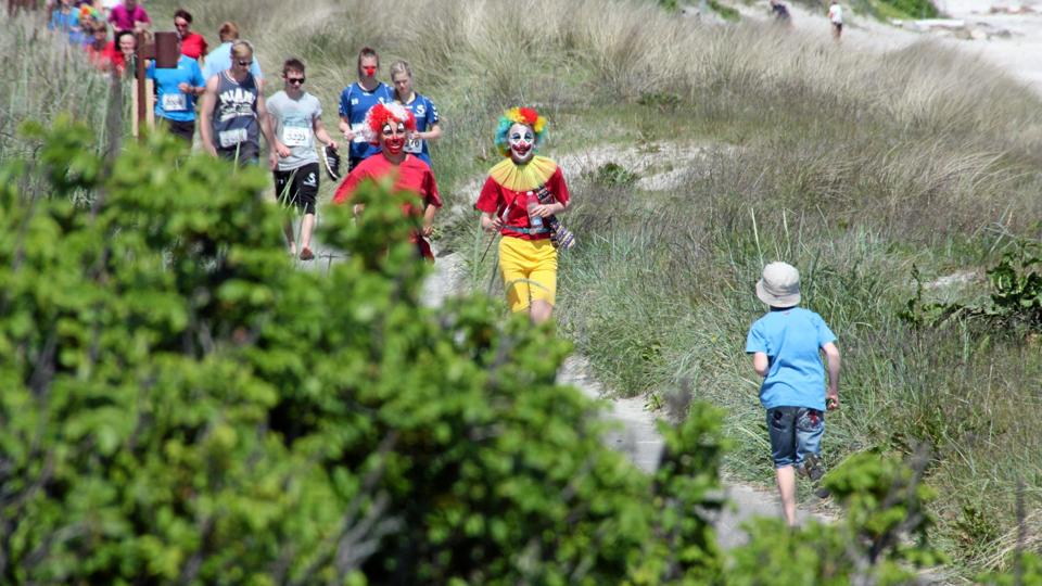 Klokken 12 skydes det årlig Klovneløb i gang. Privatfoto