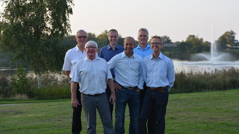 Bagerst fra venstre Præsident Christian Pedersen, vicepræsident Søren Villadsen, sekretær Ole Tougaard, forrest fra venstre klubmester Mogens Poulsen, tailtwister Søren Christensen og kasserer Uffe Schack Pedersen. Fraværende var Past Præsident Lars Vingaa. Foto: O.B. Legaard