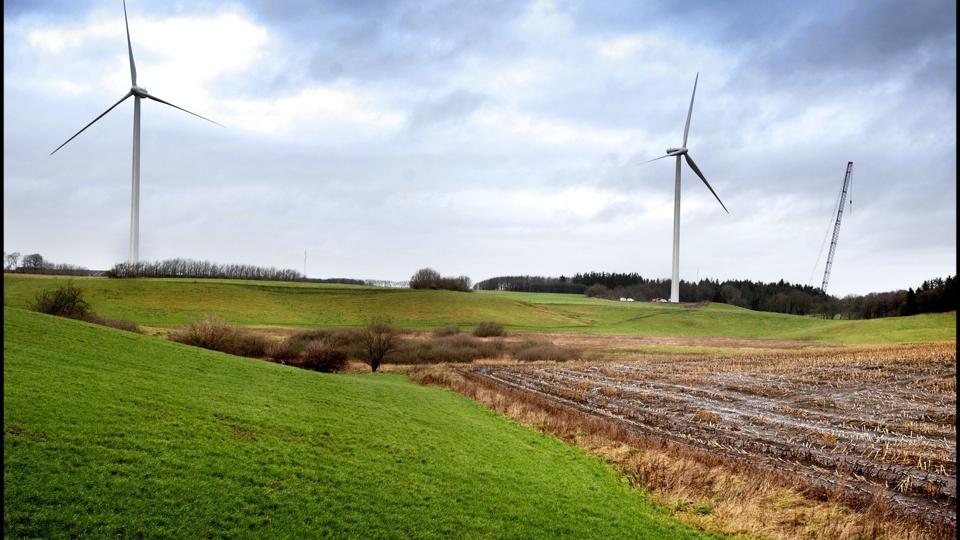 Blandt Mariagerfjords politikere er ønsket om at etablere nye vindmøller ikke så stort som tidligere. De eksisterende møller, heriblandt disse ved Døstrup, yder nemlig nok til at indfri målet for 2020. ?Arkivfoto: Lars Pauli
