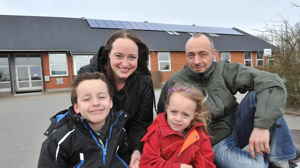 Jack (7) kan godt lide at gå i Sennels Skole, men ifølge forældrene - Rebecca og Stephen Kristiansen - har han behov for tæt voksenstøtte, hvis han fortsat skal fungere i en almindelig klasse. På billedet er også lillesøster Mathilda (4).