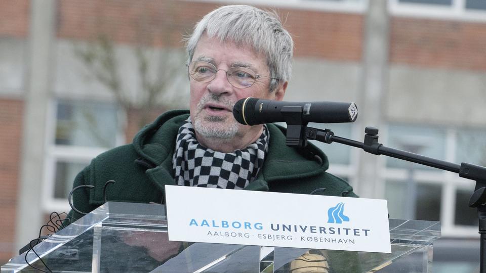 Rektor Finn Kjærsdam tog første spadestik til den nye bygning til bioteknologi i bidende kulde for halvandet år siden. Til sommer står huset færdigt, og sammen med et byggeri på havnen betyder det 30.000 nye kvadratmeter.Arkivfoto