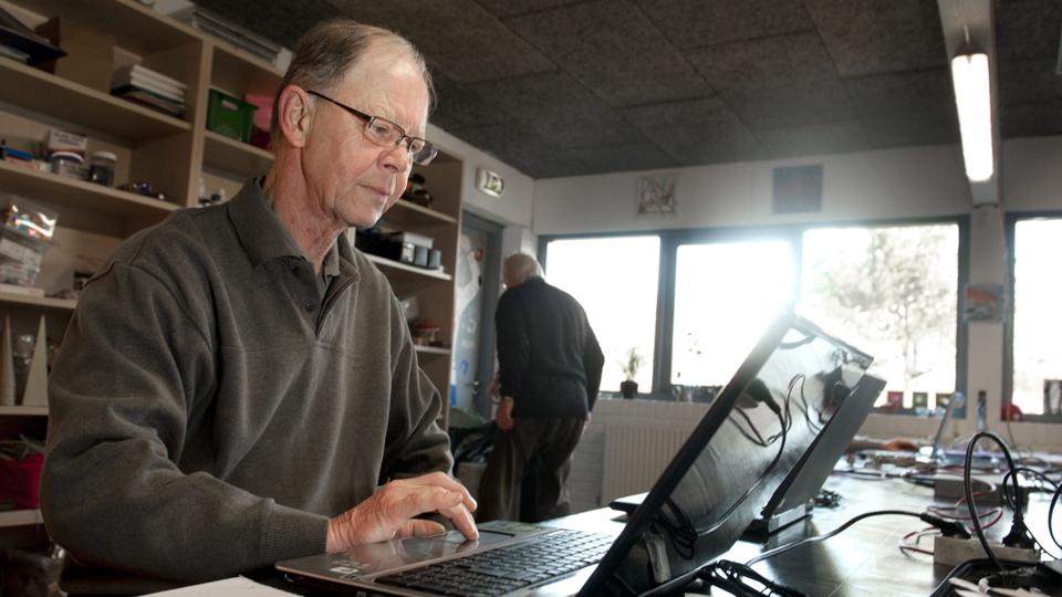 Eksperter hjælper med at komme på nettet. Arkivfoto