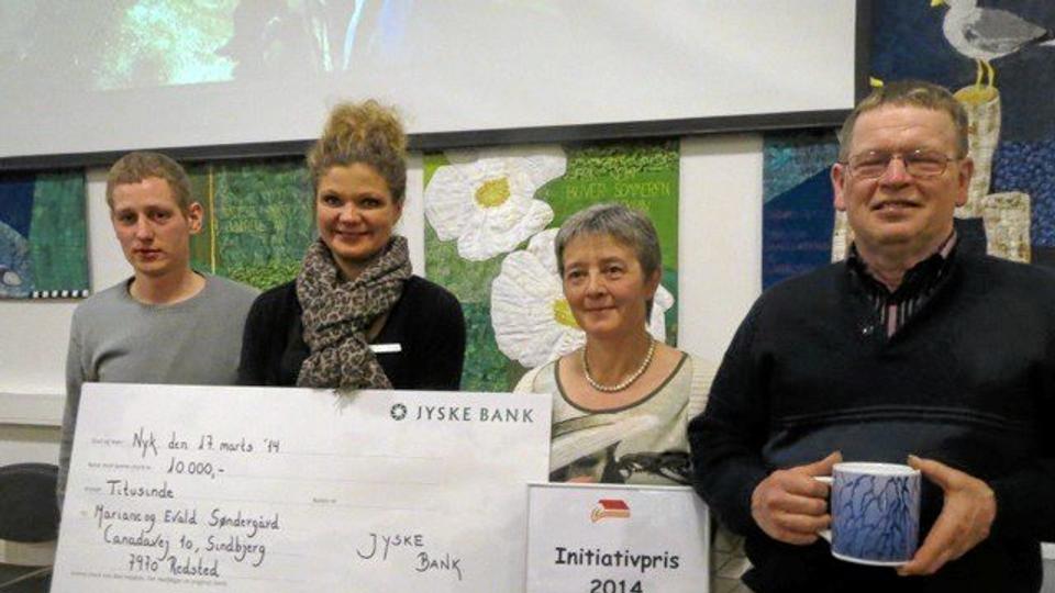 Mariane og Evald Søndergaard modtog forleden Mors-Thy Familielandbrugs initiativpris. Her ses parret til højre sammen med deres medhjælper Hans Martin Nielsen og Lene Gade Hovmøller, der er leder af landbrugsafdelingen hos Jyske Bank i Nykøbing. Privatfoto