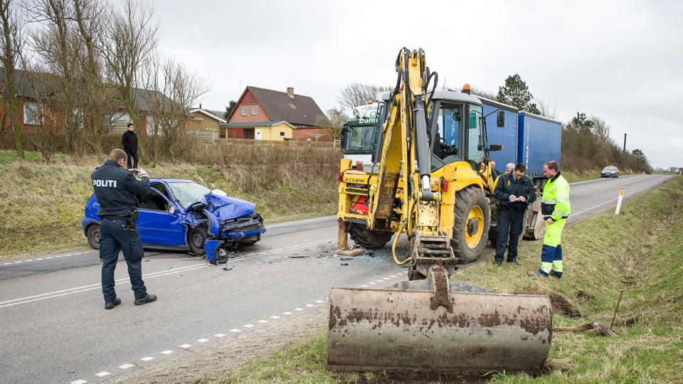 En 20-årig mandlig bilist overså i går eftermiddag på Vestmorsvej en rendegraver, der holdt i vejsiden for at oprense grøften. Ifølge politiet slap bilisten fra færdselsuheldet uden alvorlige skader. Foto: Bo Lehm