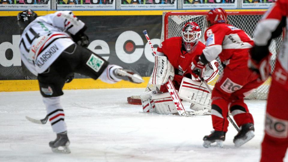 Aalborgs Steffen Klarskov med et forsøg, men Sebastian Dahm i Rødovre målet blev generelt ikke udfordret nok tirsdag aften. Foto: Jan Korsgaard
