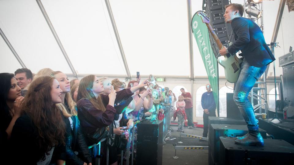 Mere end halvdelen af billetterne er solgt til Skaldyrsrock. Billedet er fra sidste år, hvor Mads Langer fik pigerne til at hvine. Arkivfoto: Bo Lehm