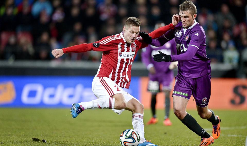 Kasper Risgård tørrer her FC Midtjyllands landsholdsspiller Jakob Poulsen i søndagens topkamp. Foto: Lars Pauli <i>Lars Pauli</i>