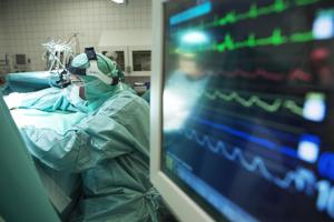 Kræftlæge: Operationer mod reglerne slår patienter ihjel