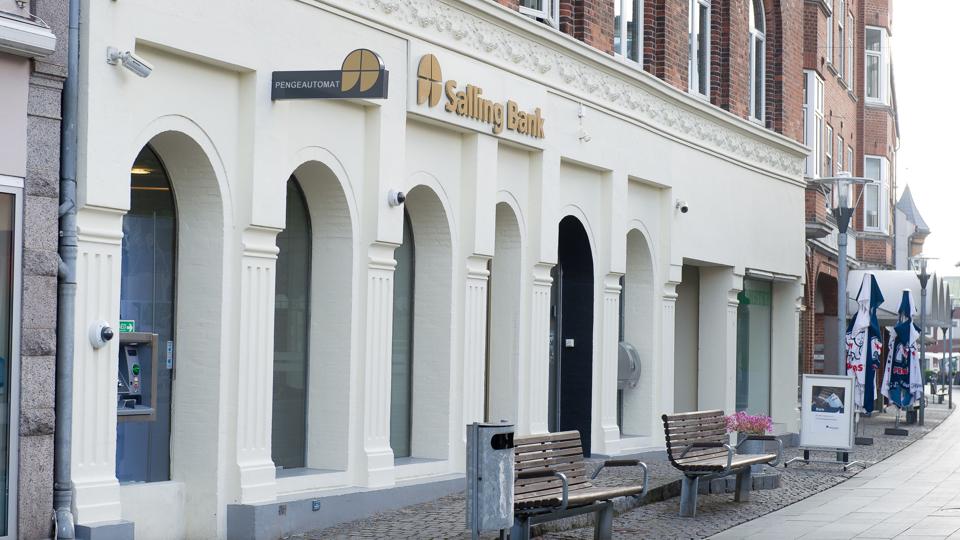 Salling Banks filial på Lilletorv i Nykøbing Mors er en af de steder, hvor hærværksmanden smadrede vinduer. Arkivfoto: Bo Lehm