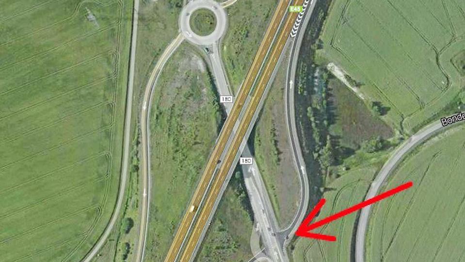 Det er det sydøstlige vejkryds, som ændres til rundkørsel. (Foto fra Google Maps)