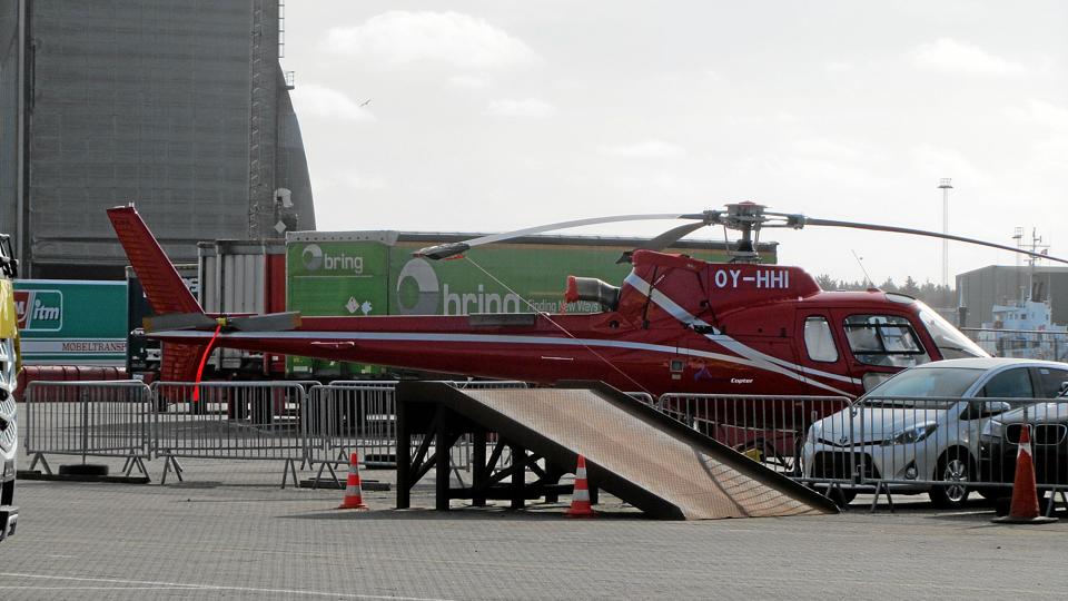 Helikopteren i kø sammen med biler og trailere. Foto: Preben Andreasen <i>Preben Andreasen</i>