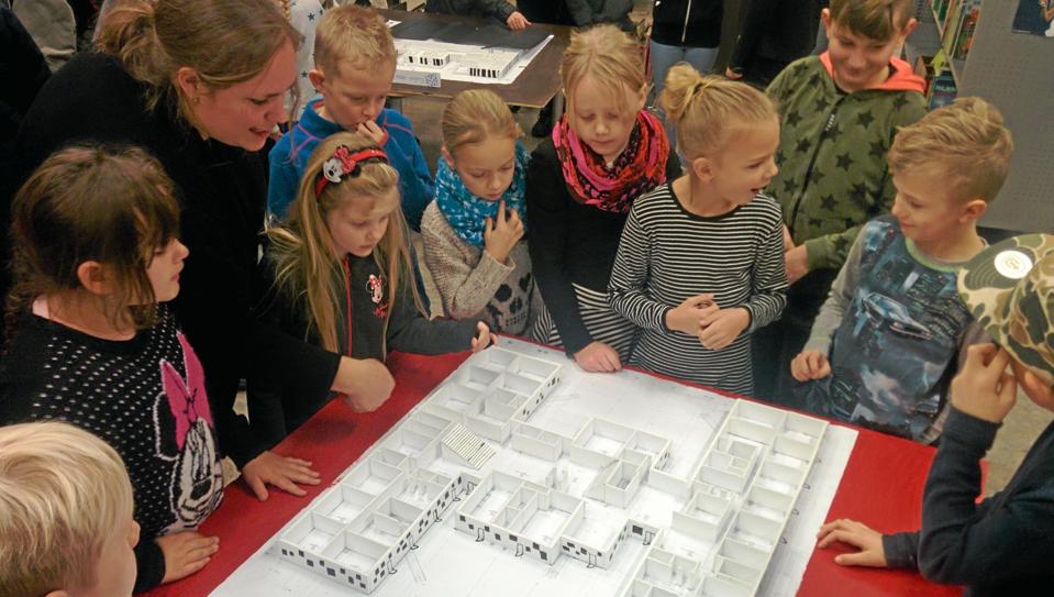 Der var stor interesse for at se og røre ved modellerne af den nye Aabybro Skole, som blev vist frem i december sidste år. Foto: Anders Andersen