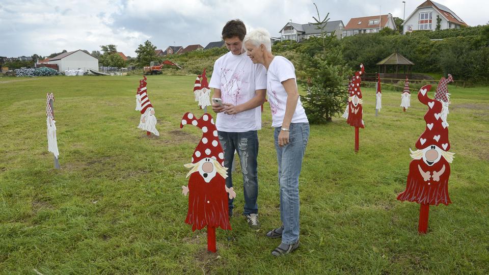 Værkstedsleder Rikke Skadhauge og en af hendes elever, Mikael Lynge Nielsen - omgivet af nogle af Hvalpsund-nisserne, mens de endnu alle var i god behold. Nu er tre af nisserne sporløst forsvundet - og nok ikke bare til Stormogulens land... Arkivfoto <i>Michael Bygballe</i>