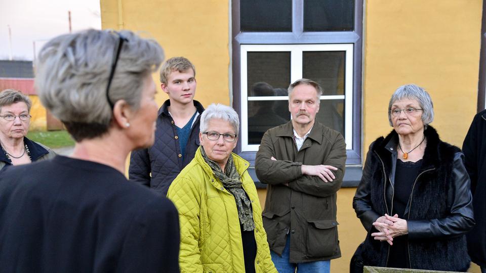 Mange, heriblandt Jytte Ruby (i grøn jakke) og Elsebeth Elkær (i sort) tog imod tilbuddet om at blive vist rundt på det tidligere sygehus af centerleder Lisbeth Laurberg. <i>Foto: Peter Mørk</i>