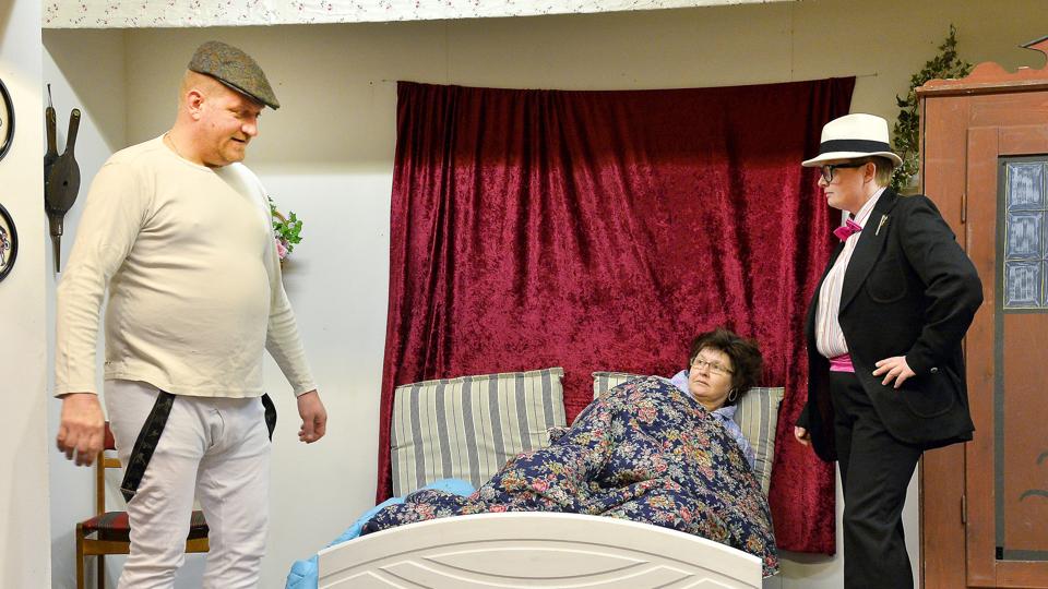 Det vækker nogen natlig opstandelse på badehotellet, da Grevinden, i sengen, møder sit Genfærd. Her diskuteres sagen mellem Greven, til højre, og Gårdejeren fra Thy, til venstre, som tidligere har mødt en anden grevinde på greveparrets værelse. <i>Foto: Peter Mørk</i>
