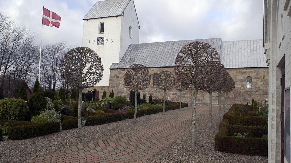 Ukendte personer brød mellem mandag og tirsdag ind i graverhuset ved Redsted Kirke. Arkivfoto