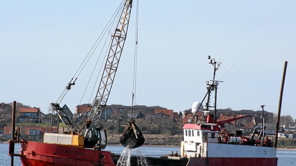 Uddybningsfartøjet Allan Juul fylder lasten med mudder fra sejlrenden uden for Nykøbing Havn og så går det i pendulfart til klapningsområdet ved siden af dykkerparken, hvor mudderet dumpes. Til stor ærgrelse for dykkerne og formanden for Skive Kommunes tekniske udvalg, Jens Peder Hedevang (V). Arkivfoto